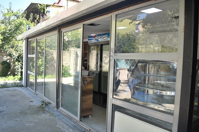 Ambient biznesi me qera ne rrugen Pandi Dardha ne Tirane.
Ndertesa eshte e vecuar si ambient dhe es